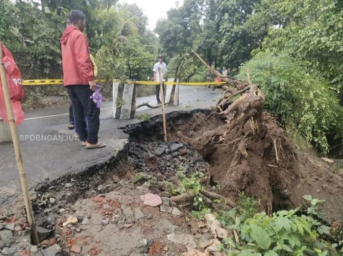 Jalur Penghubung Tiga Kecamatan di Nganjuk Longsor