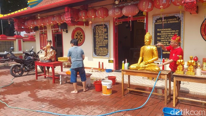 Klenteng Tri Dharma Sumber Naga Bersolek, Patung Dewa Dan Tembah Sembahyang Dibersihkan