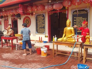 Klenteng Tri Dharma Sumber Naga Probolinggo Bersolek Jelang Imlek