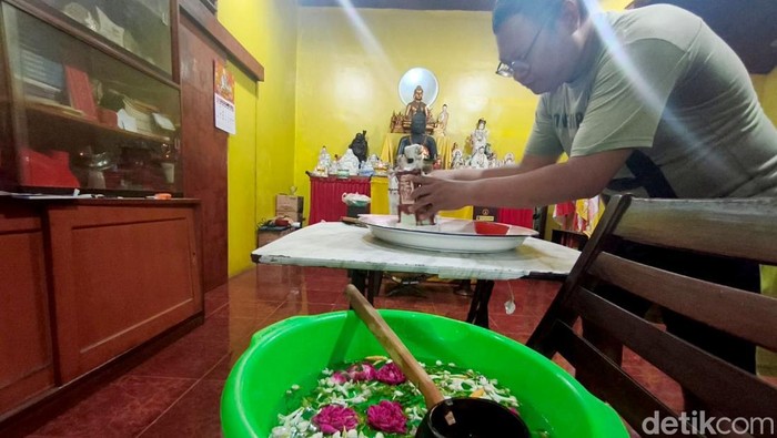 Jelang Imlek 2577 Vihara Dharma Bakti Sidoarjo Gelar Ritual Cuci Rupang