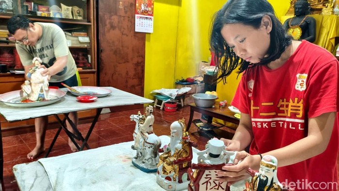 Jelang Imlek 2577 Vihara Dharma Bakti Sidoarjo Gelar Ritual Cuci Rupang