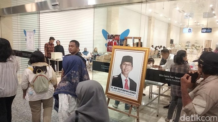 Jenazah Ketua DPRD Kota Surabaya Dominikus Adi Sutarwijono tiba di Surabaya