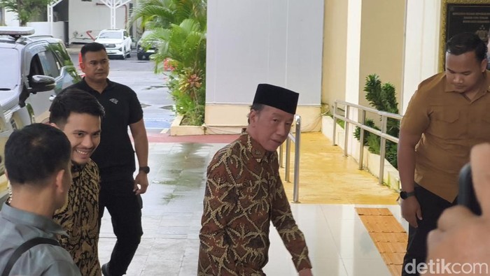 Presiden ke-7 Republik Indonesia, Joko Widodo (Jokowi) mendatangi Polresta Solo sore ini. Jokowi datang didampingi pengacaranya, Yakob Hasibuan.