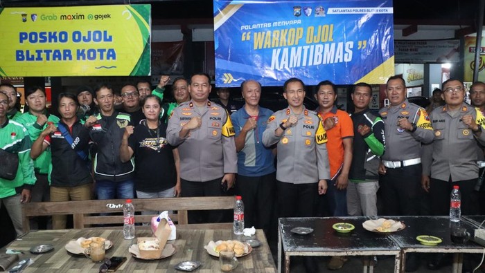 Kapolres Blitar Kota AKBP Kalfaris T Lalo berdiskusi dengan ojol di Kota Blitar.