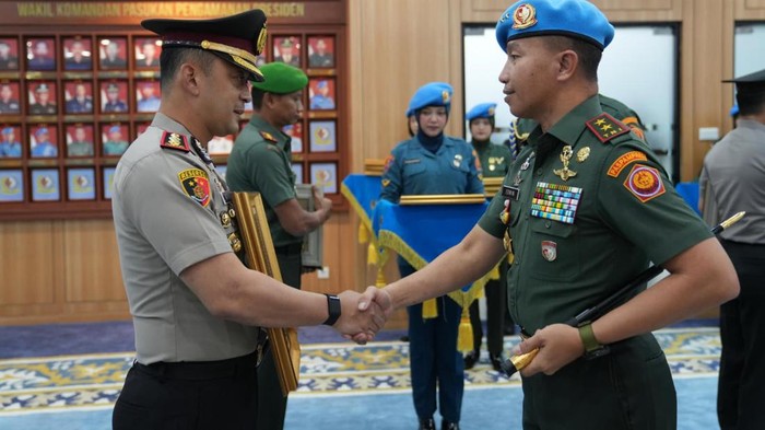 Kapolres Bogor Jadi Warga Kehormatan Paspampres, Terima Brevet Setia Waspada