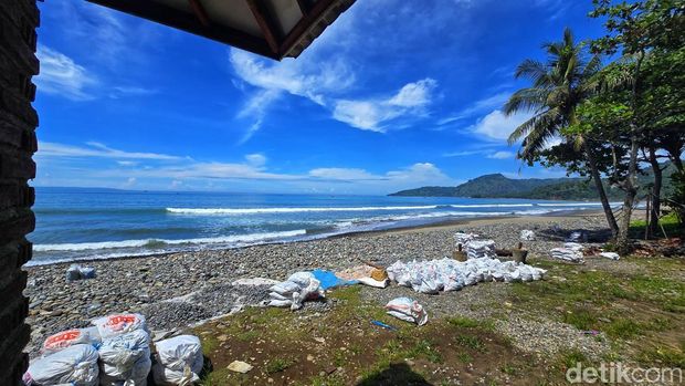 karung putih berisi koral di Pesisir Cisolok, Sukabumi.