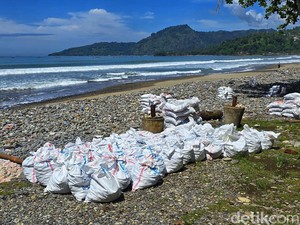 Benteng Pantai Cisolok Runtuh, Koral Dijual Rp 6.000 per Karung