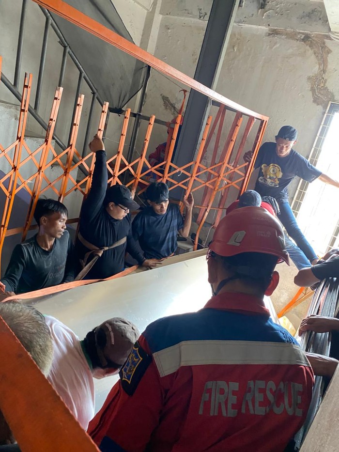 Karyawan terjepit teralis di Surabaya