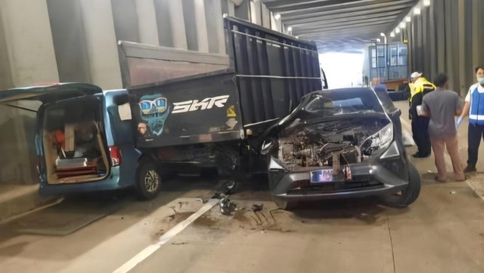 Kecelakaan beruntun di underpass Tol Ciawi mengakibatkan lalu lintas jalan tertutup, Rabu (11/2/2026).
