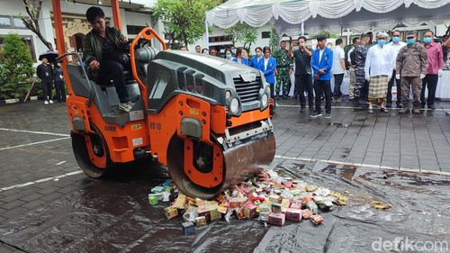 Kejari Denpasar musnahkan berbagai barang bukti yang telah berkekuatan hukum tetap, Rabu (11/2/2026).