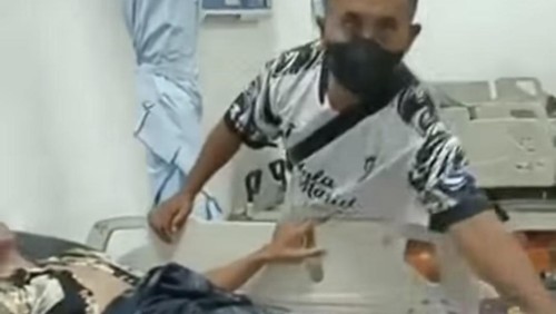 Tangkapan layar keluarga pasien asal Bima mengamuk di IGD RSUD NTB. (Dok. Facebook)