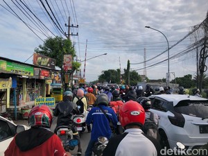 Langganan Macet, Warga Keluhkan Sempitnya Perlintasan KAI Cerme Gresik