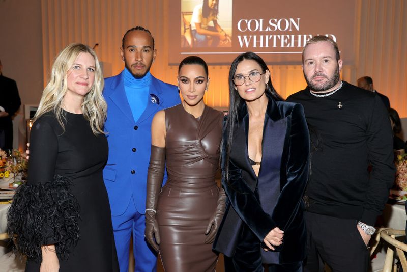 Kim Kardashian dan Lewis Hamilton NEW YORK, NEW YORK - NOVEMBER 01: (L-R) Kristina O'Neill, Lewis Hamilton, Kim Kardashian West, Demi Moore, and Kim Jones attend the WSJ. Magazine 2021 Innovator Awards sponsored by Samsung, Harry Winston, and ReΜmy Martin at MOMA on November 01, 2021 in New York City. (Photo by Jamie McCarthy/Getty Images for WSJ. Magazine Innovators Awards)