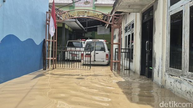 Kondisi banjir di jalan Desa Sidorejo dan di Puskesmas 1 Brangsong, Kendal, Rabu (11/2/2026) siang. Kondisi banjir di jalan Desa Sidorejo dan di Puskesmas 1 Brangsong, Kendal, Rabu (11/2/2026) siang.
