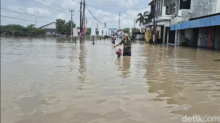 Kondisi banjir di jalan Desa Sidorejo dan di Puskesmas 1 Brangsong, Kendal, Rabu (11/2/2026) siang.