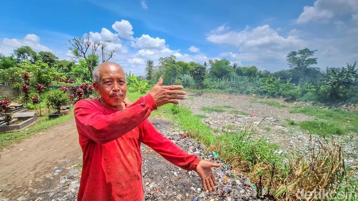 Kondisi tumpukan sampah yang berada di sungai Citarum Lama di Kampung Cicukang, Desa Mekar Rahayu, Kecamatan Margaasih, Kabupaten Bandung.