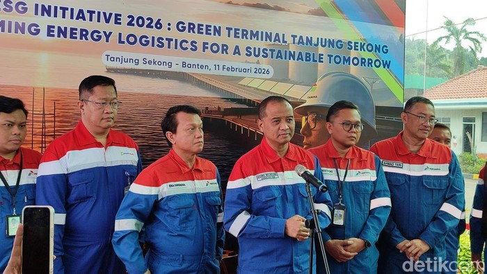 Konferensi Pers Direktur Transformasi dan Kelanjutan Bisnis Pertamina, Agung Wicaksono di Terminal LPG Tanjung Sekong, Cilegon, Banten