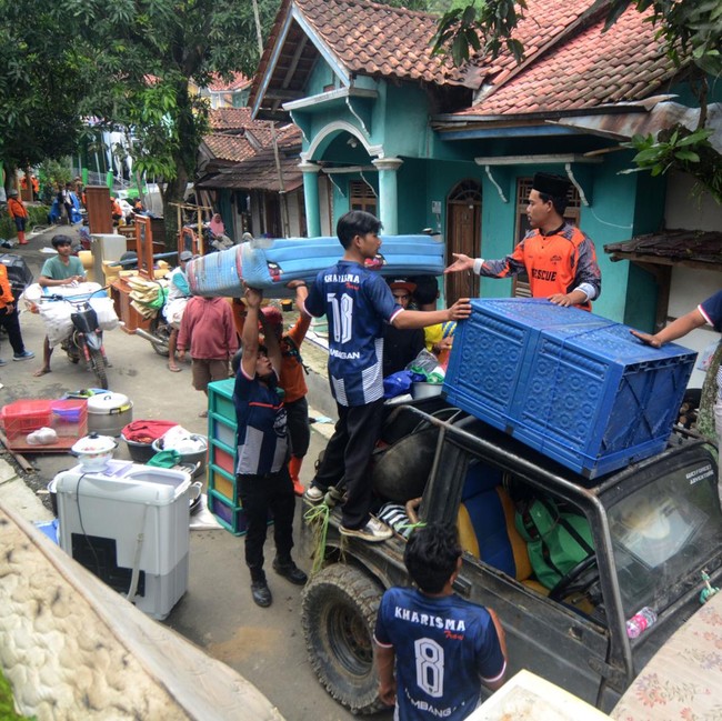 Korban Tanah Bergerak Tegal Berbondong Evakuasi Barang