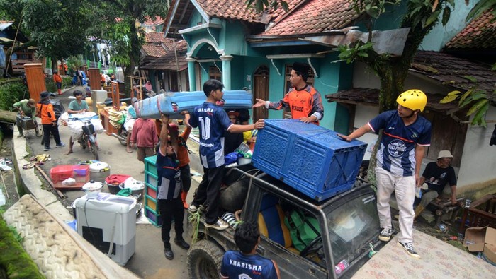 Sejumlah relawan membantu warga saat evakuasi barang-barang milik warga korban bencana tanah bergerak di Desa Padasari, Kabupaten Tegal, Jawa Tengah, Selasa (10/2/2026). Proses evakuasi barang-barang milik 596 KK yang terdampak bencana tanah bergerak terus dilakukan meski terkendala akses jalan yang hancur dan menanjak, kurangnya kendaraan evakuasi, tanah masih terus bergerak dan cuaca yang kurang baik. ANTARA FOTO/Oky Lukmansyah/wsj.