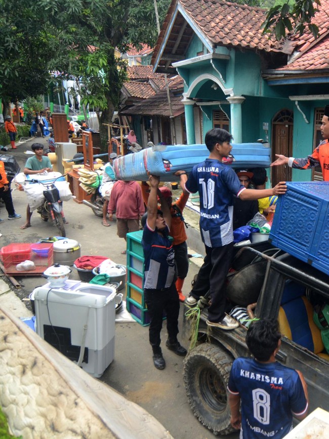 Korban Tanah Bergerak Tegal Berbondong Evakuasi Barang
