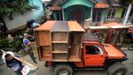 Korban Tanah Bergerak Tegal Berbondong Evakuasi Barang