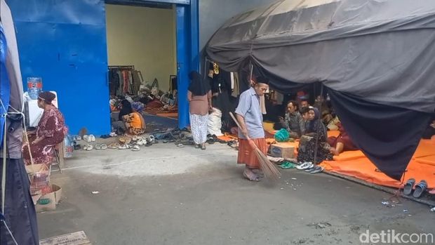 Pengungsian korban tanah gerak di kompleks Majelis Az zikir wa Rotiban, Rabu (11/2/2026).