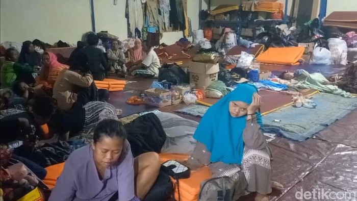 Meski kebutuhan makanan terpenuhi, para pengungsi tanah gerak mengeluhkan persoalan pakaian termasuk pakaian dalam.