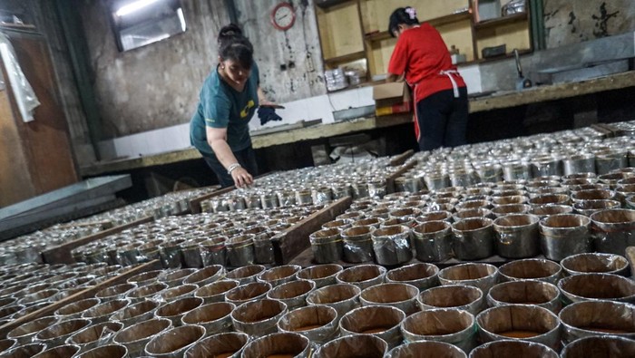 Pekerja memindahkan kue keranjang usai dikukus di rumah produksi Mini Bakery, Sangkrah, Solo, Jawa Tengah, Rabu (11/2/2026). Menurut pelaku usaha permintaan kue keranjang mulai meningkat sejak awal Januari 2026 atau dua pekan menjelang Imlek, dengan produksi sebanyak 210 kilogram adonan atau sekitar tiga kuintal kue keranjang jadi yang dipasarkan ke sejumlah kota di Pulau Jawa dan Bali. ANTARA FOTO/Mohammad Ayudha/rwa.