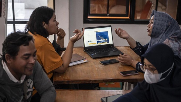 Petugas KPP Pratama Semarang Tengah (kanan) berbincang dengan wajib pajak dalam layanan jemput bola pelaporan SPT Tahunan melalui sistem Coretax di Kantor Kecamatan Semarang Tengah, Semarang, Jawa Tengah, Rabu (11/2/2026). KPP Pratama Semarang Tengah