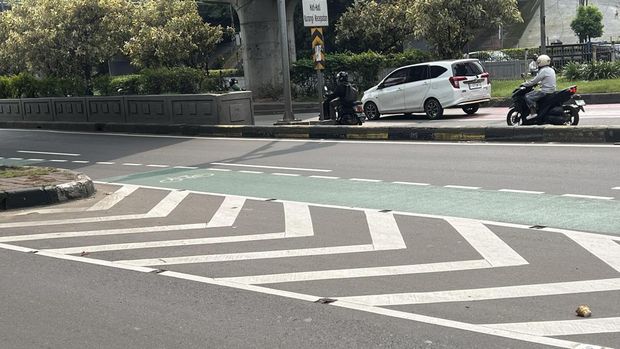 Lokasi viral pria bertopeng bongkar 'mata kucing' jalan di Cawang (Adhfar/detikcom)