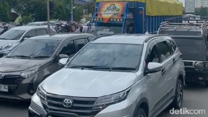 Macet parah di depan UNM Makassar, Jalan AP Pettarani imbas demo tutup jalan.