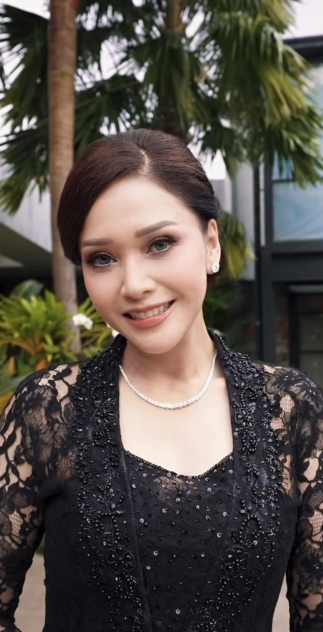 Istri Irwan Mussry, Maia Estianty, kembali mencuri atensi melalui penampilannya. Pancarkan aura kecantikan wanita Indonesia, ibu 3 orang anak itu tampil dalam balutan kebaya hitam. Foto: Instagram/@maiaestiantyreal