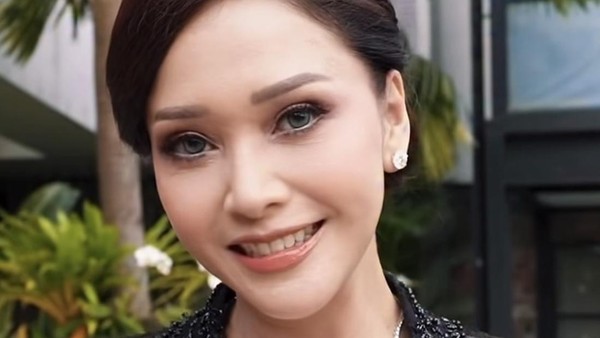 Pesona Maia Estianty Berkebaya Hitam, Pancarkan Aura Cantik Wanita Indonesia