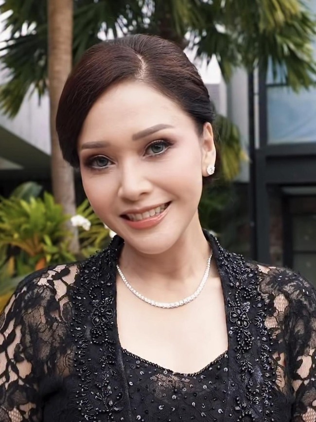 Pesona Maia Estianty Berkebaya Hitam, Pancarkan Aura Cantik Wanita Indonesia