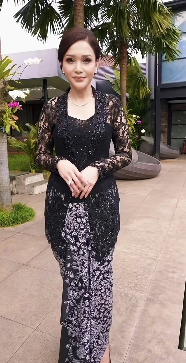 Ia memadukan kebaya hitam dengan kain batik hitam bermotif putih. Motif floral klasik yang kontras memberi sentuhan tradisional yang kuat namun tetap modern. Potongan kainnya lurus mengikuti tubuh, menciptakan siluet jenjang dan anggun. Foto: Instagram/@maiaestiantyreal