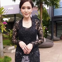 Ia memadukan kebaya hitam dengan kain batik hitam bermotif putih. Motif floral klasik yang kontras memberi sentuhan tradisional yang kuat namun tetap modern. Potongan kainnya lurus mengikuti tubuh, menciptakan siluet jenjang dan anggun. Foto: Instagram/@maiaestiantyreal