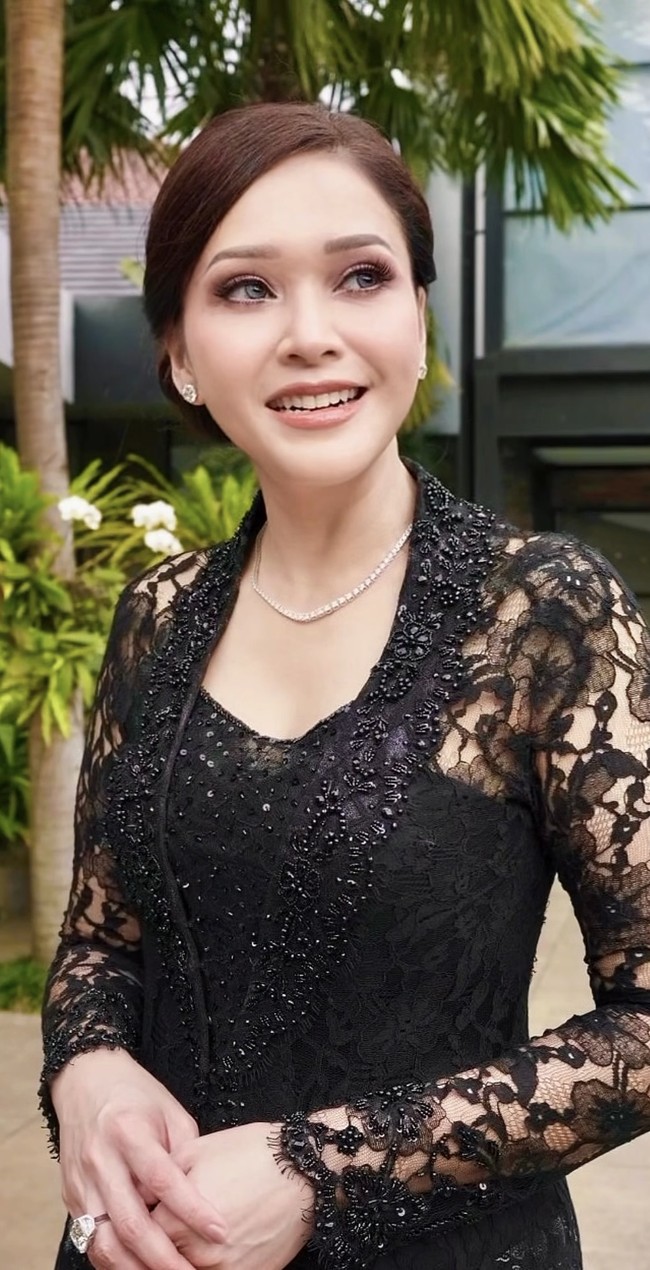 Kebaya rancangan desainer Fadlan Indonesia itu berbahan lace dengan detail bordir dan payet halus. Bagian lengan dan bahunya semi transparan dengan siluet mengikuti bentuk tubuh. Foto: Instagram/@maiaestiantyreal