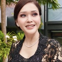 Kebaya rancangan desainer Fadlan Indonesia itu berbahan lace dengan detail bordir dan payet halus. Bagian lengan dan bahunya semi transparan dengan siluet mengikuti bentuk tubuh. Foto: Instagram/@maiaestiantyreal