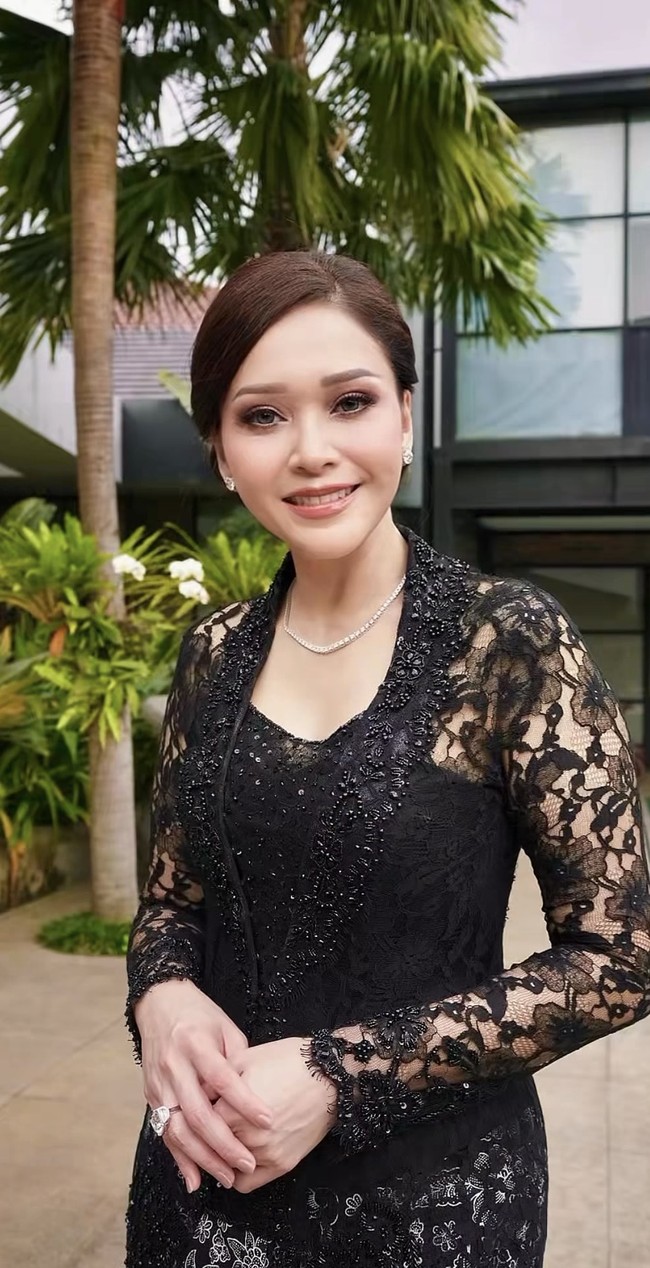 Rambutnya ditata rapi dengan gaya sanggul rendah, membuat penampilannya makin anggun. Meski sudah menginjak usia 50 tahun namun penampilan Maia masih begitu memukau dan awet muda. Foto: Instagram/@maiaestiantyreal