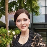 Rambutnya ditata rapi dengan gaya sanggul rendah, membuat penampilannya makin anggun. Meski sudah menginjak usia 50 tahun namun penampilan Maia masih begitu memukau dan awet muda. Foto: Instagram/@maiaestiantyreal