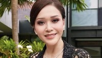 Sekarang umurnya 50 tahun, dan masih natural ini. Tapi, pengin operasi sih tapi nanti ajalah sekarang mah lagi sibuk ngurusin nikahan anak, ungkap Maia Estianty dikutip detikcom, Sabtu (25/4/2026). Foto: Instagram/@maiaestiantyreal