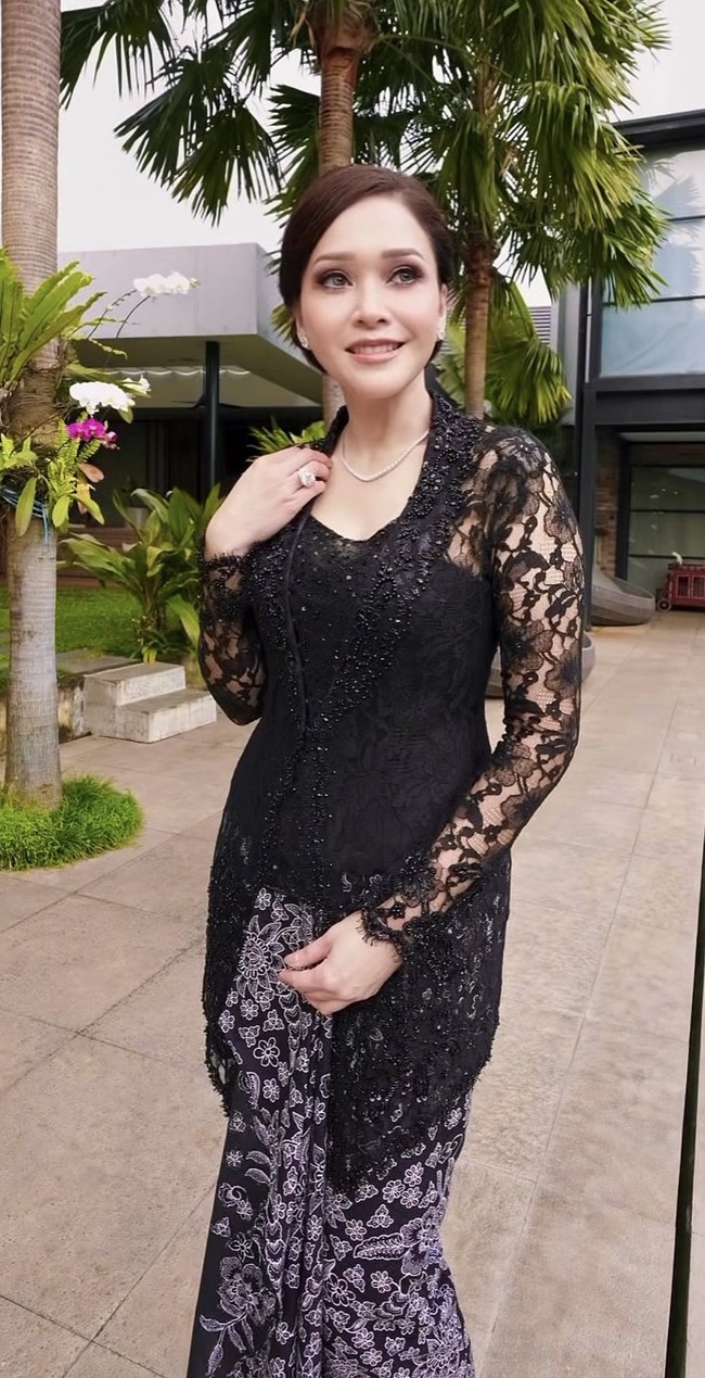 Penampilan Maia makin memukau dengan riasan flawless dan elegan. Alis dibentuk tegas namun tetap natural. Mata menggunakan riasan smokey eyes lembut dengan eyeliner yang mempertegas garis mata, serta bulu mata lentik yang memberi efek dramatis. Blush on bernuansa peach lembut juga diaplikasikan untuk membuat wajah tampak segar. Lipstik warna nude kecokelatan memberi kesan classy dan tidak berlebihan. Foto: Instagram/@maiaestiantyreal