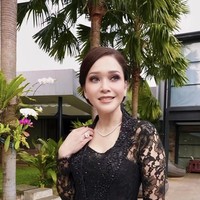 Penampilan Maia makin memukau dengan riasan flawless dan elegan. Alis dibentuk tegas namun tetap natural. Mata menggunakan riasan smokey eyes lembut dengan eyeliner yang mempertegas garis mata, serta bulu mata lentik yang memberi efek dramatis. Blush on bernuansa peach lembut juga diaplikasikan untuk membuat wajah tampak segar. Lipstik warna nude kecokelatan memberi kesan classy dan tidak berlebihan. Foto: Instagram/@maiaestiantyreal