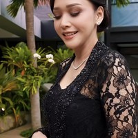 Maia mengenakan kalung simpel berwarna silver yang pas melingkar di leher, memberi sentuhan mewah tanpa terlihat berlebihan. Anting kecil yang elegan melengkapi tampilan formalnya. Cincin yang dikenakan juga menambah kesan feminin dan anggun. Foto: Instagram/@maiaestiantyreal