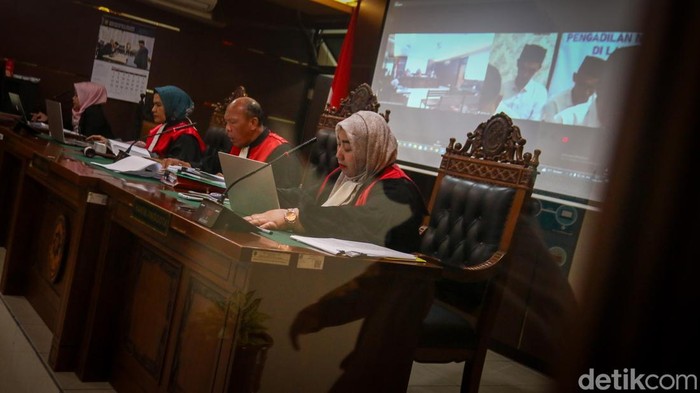 7 terdakwa pengeroyokan tewaskan pelajar divonis 8 hingga 10 tahun penjara. Mereka juga diminta membayat restitusi Rp 348 juta untuk keluarga korban.