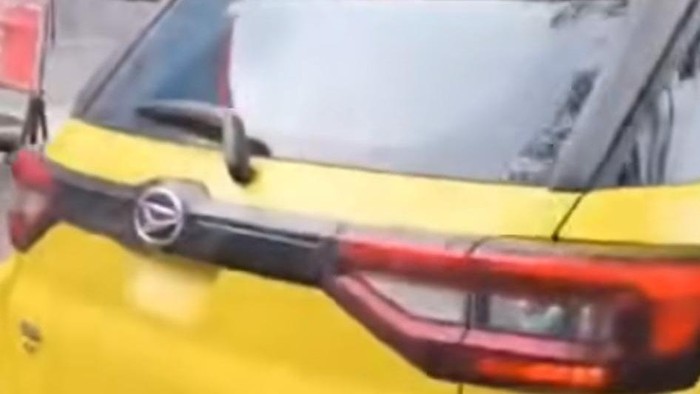 Pengendara mobil dan motor terlibat cekcok di Jalan Hertasning Baru, Makassar, Sulawesi Selatan (Sulsel). Pengendara motor mengaku sempat diancam parang oleh pengemudi mobil.