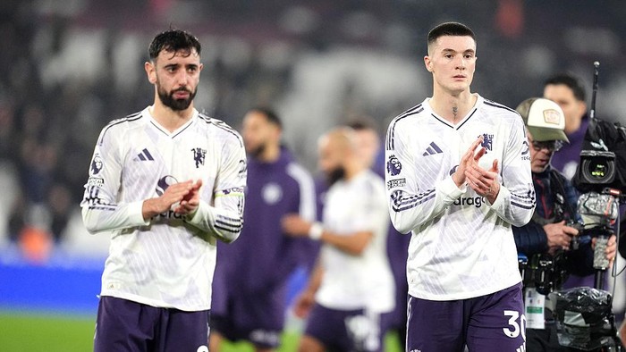 Manchester Uniteds Benjamin Sesko (right) and Bruno Fernandes applaud the fans following the Premier League match at the London Stadium. Picture date: Tuesday February 10, 2026. (Photo by Adam Davy/PA Images via Getty Images)
