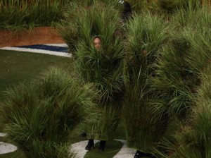 Viral Manusia Semak di Panggung Super Bowl Bad Bunny, Dibayar Rp 22 Juta