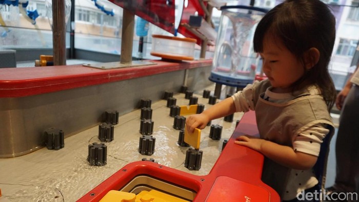 Anak mengeksplorasi sains saat program Nutrilon Royal Winner Squad pada 7–11 Februari 2026 di museum Hong Kong. Momen ini memantik rasa ingin tahu sejak dini.