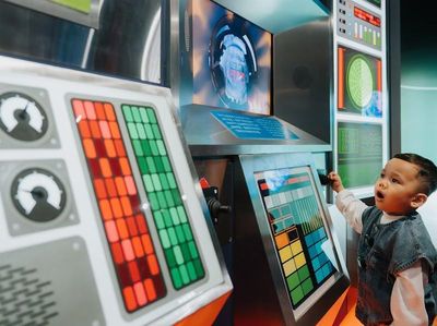 Anak mengeksplorasi sains saat program Nutrilon Royal Winner Squad pada 7–11 Februari 2026 di museum Hong Kong. Momen ini memantik rasa ingin tahu sejak dini.